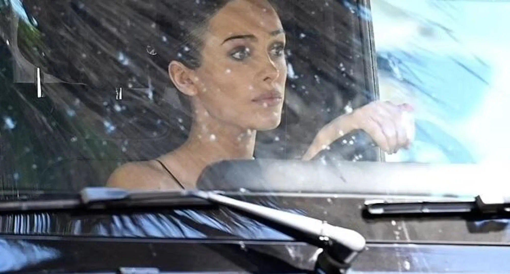 Bianca Censori sul Suv a Maiorca