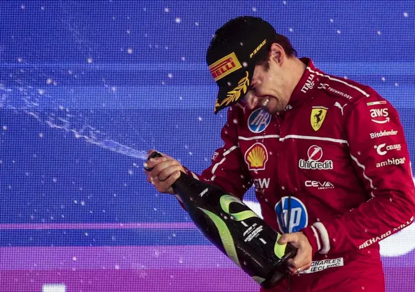 Fermi tutti, ma questo Charles Leclerc &egrave; da mondiale? L&rsquo;arrivo di Lewis Hamilton lo dimostra: adesso serve solo una Ferrari all&rsquo;altezza