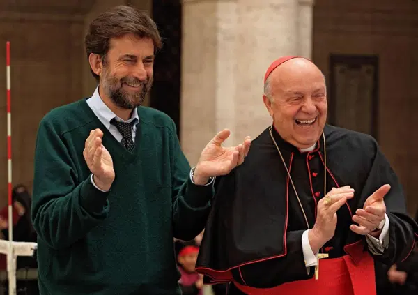 Conclave in tv &egrave; l'ideale dopo la morte di papa Francesco? No, meglio Habemus Papam: abbiamo visto il film da Oscar con Ralph Fiennes e vi spieghiamo perch&eacute; &egrave; pi&ugrave; attuale quello di Nanni Moretti
