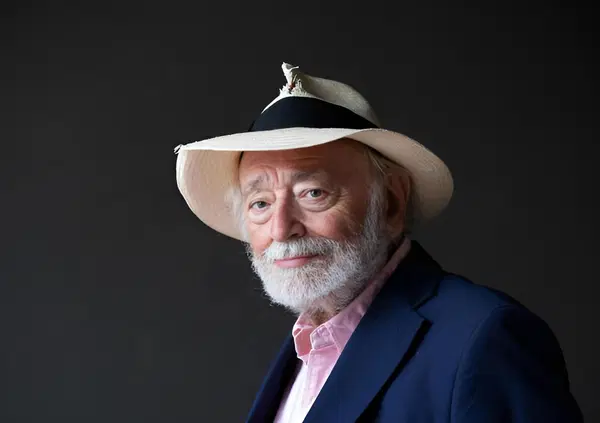 E se Umberto Piersanti fosse il pi&ugrave; grande poeta italiano vivente? Abbiamo letto &ldquo;L&rsquo;isola tra le selve&rdquo; (Marcos Y Marcos): com&rsquo;&egrave;? Una poesia antimoderna che d&agrave; lezioni di storia, di memoria e canto al mondo dei poeti influencer