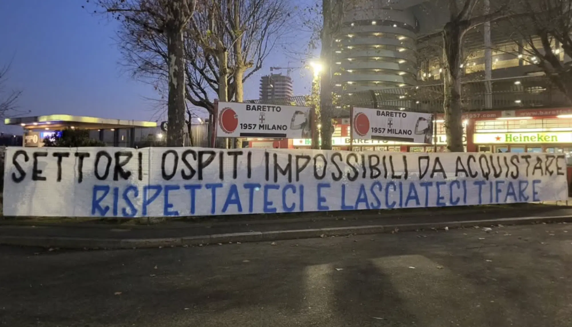 Uno degli striscioni esposti per protestare contro il caro biglietti