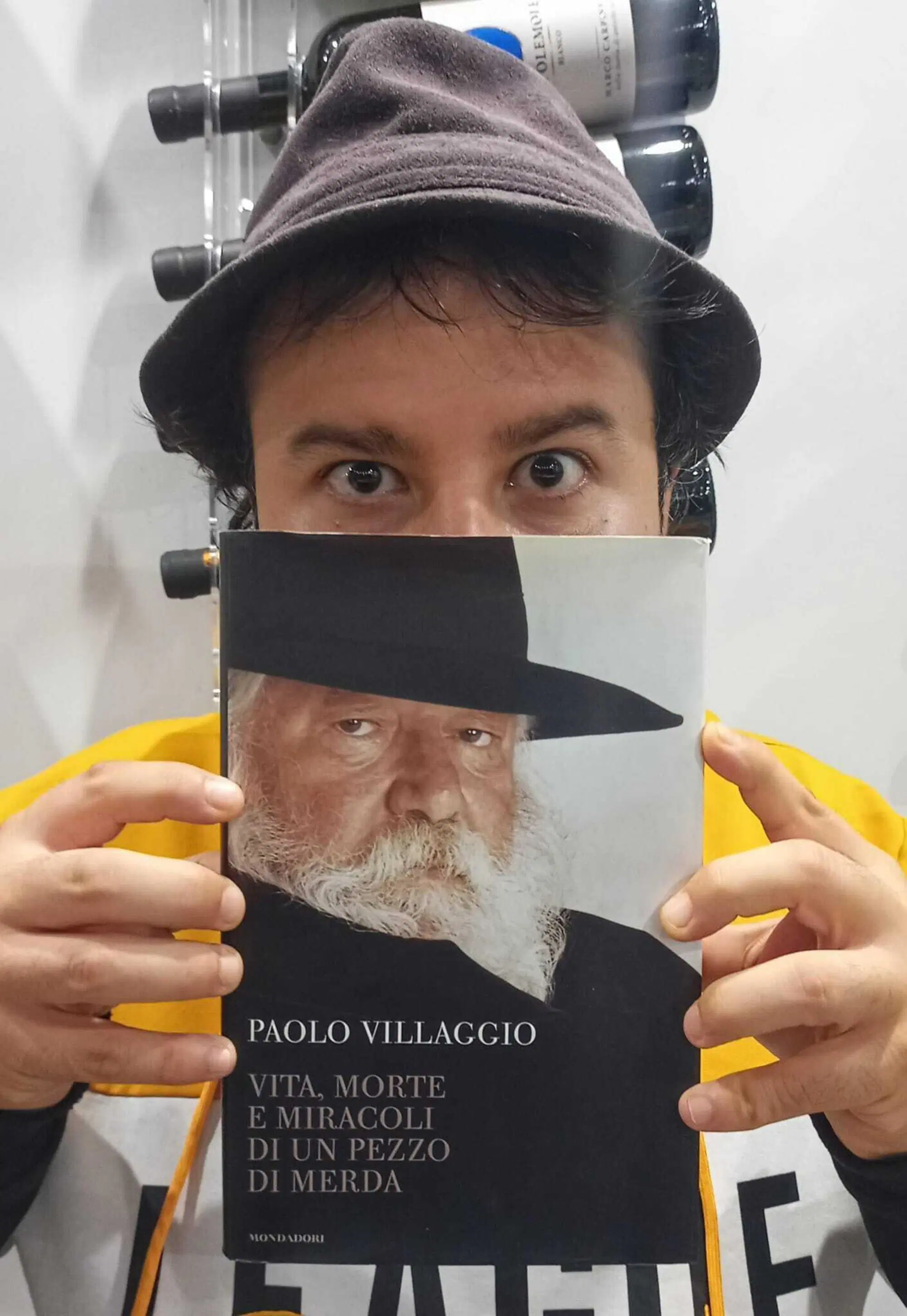 Victor Quadrelli con il libro di Paolo Villaggio