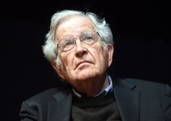 COME SI COMBATTE IL NEOFASCISMO? Abbiamo letto &ldquo;Un altro futuro &egrave; possibile&rdquo; di Noam Chomsky (l&rsquo;intellettuale pi&ugrave; citato al mondo) per capirlo: dalla crisi climatica alla guerra nucleare. E sull&rsquo;intelligenza artificiale&hellip;