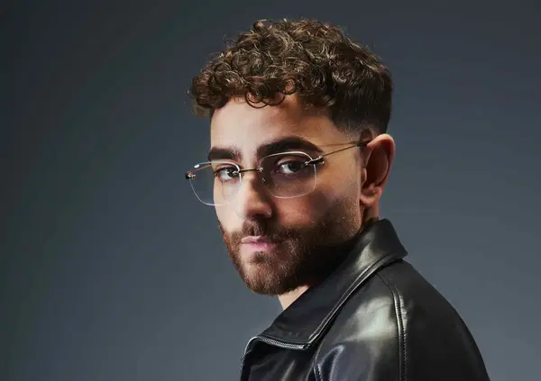 Abbiamo ascoltato il nuovo album di Rocco Hunt, ma com&rsquo;&egrave;? Un disco per tutti i Ragazzi di gi&ugrave;, ma anche per chi si trova nel limbo dei 30 anni. E sulle collaborazioni con Irama, Clementino e Gigi D&rsquo;Alessio&hellip;