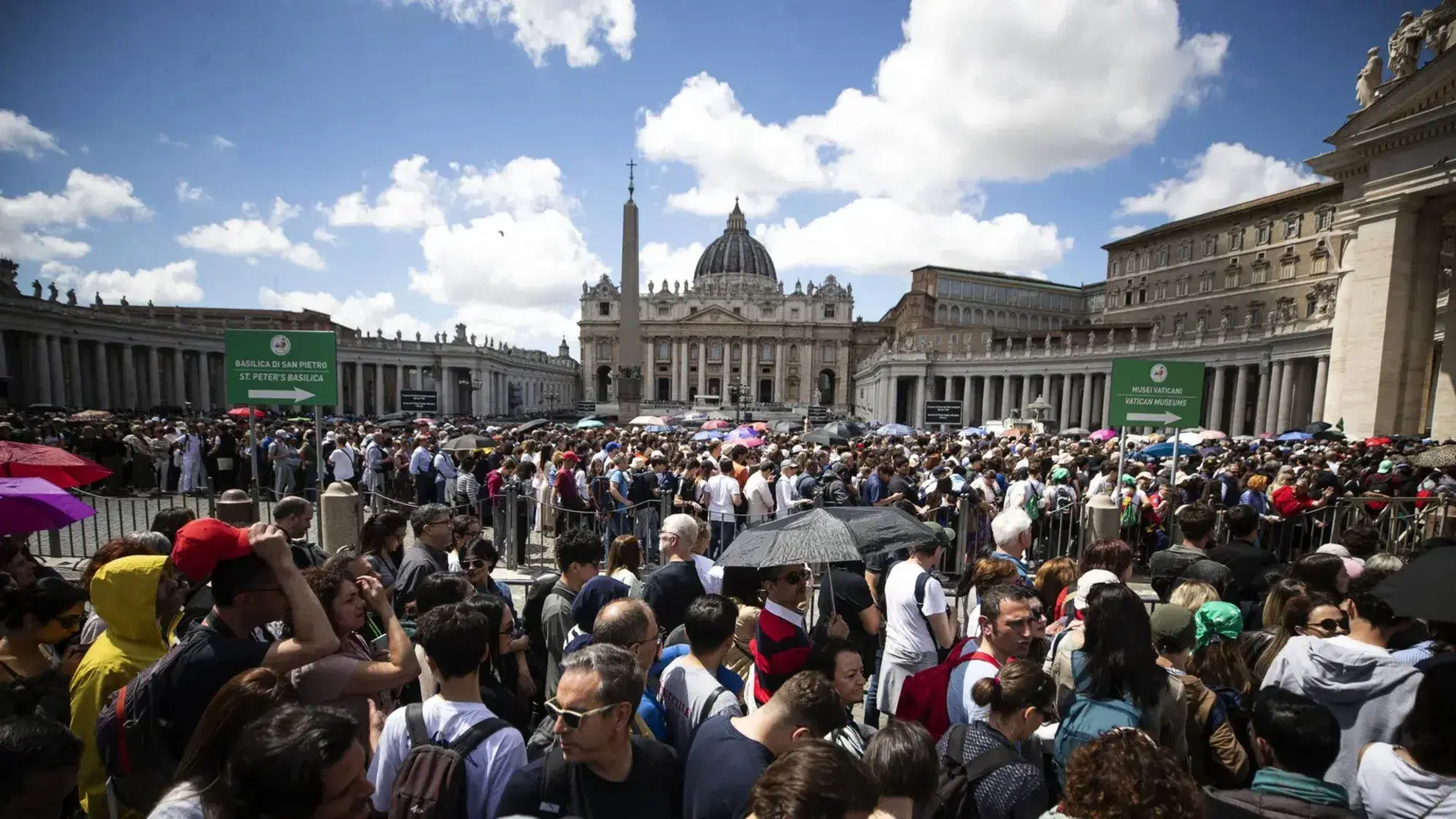 La folla ai funerali di Papa Francesco
