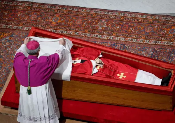 Ma era il funerale di Papa Francesco o di Che Guevara? Dall&rsquo;omelia del cardinale Giovanni Battista Re sembrava l&rsquo;addio a un guerrigliero. Ecco perch&eacute;