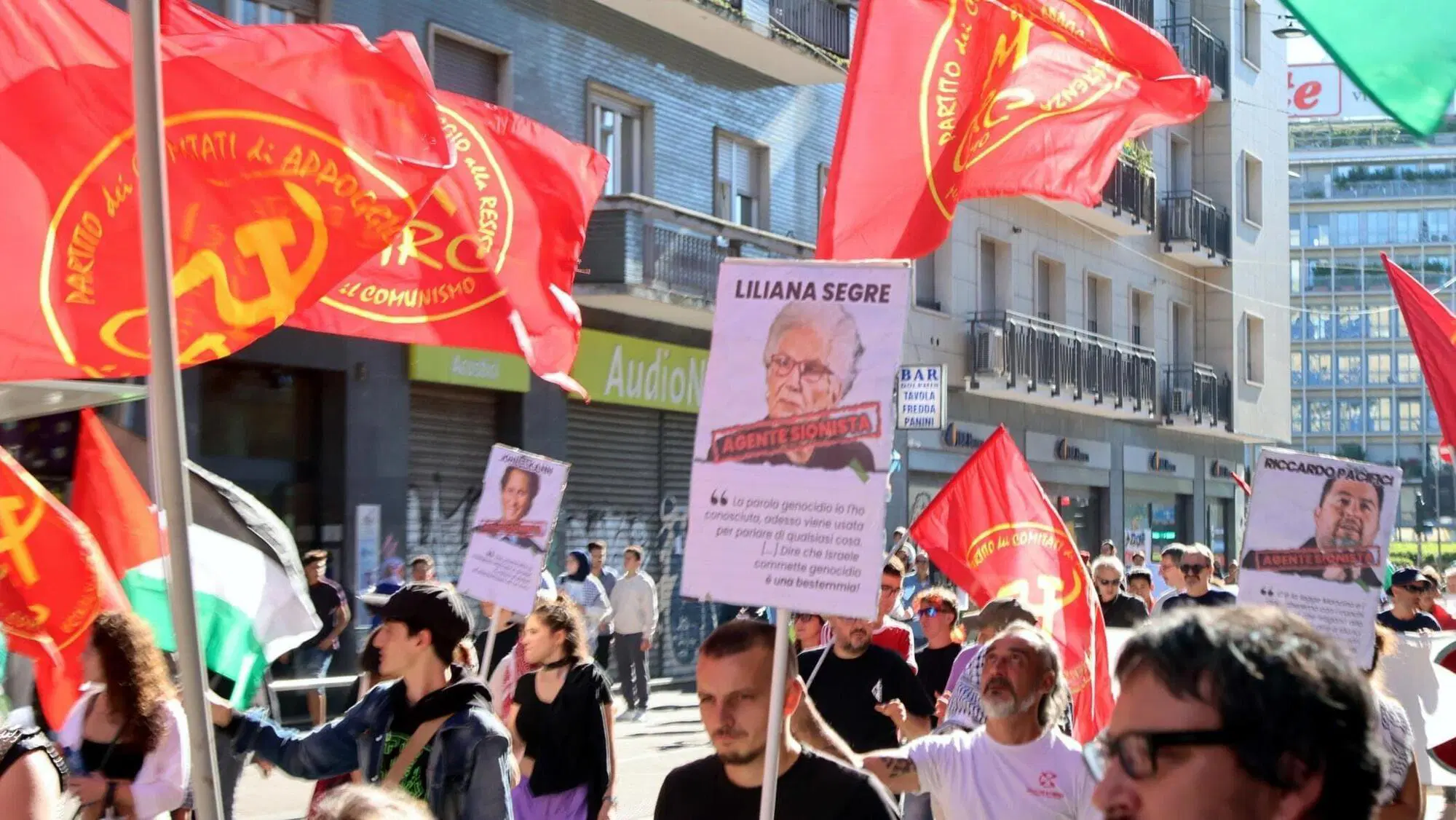 Il cartellone contro Liliana Segre "agente sionista"