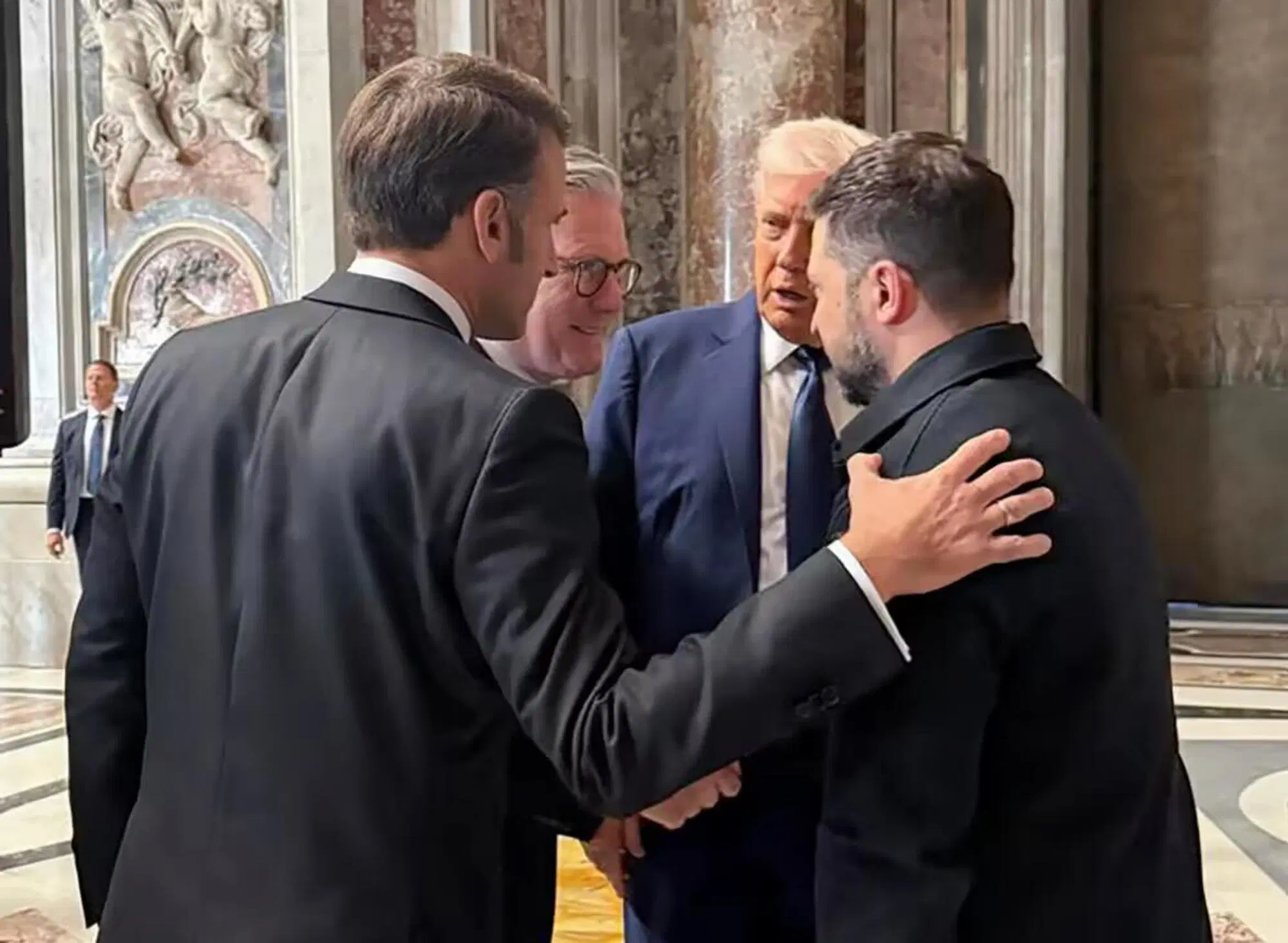 Trump e Zelensky insieme a Macron e Starmer
