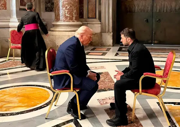 La foto fra Trump e Zelensky ai funerali di Papa Francesco far&agrave; la storia per la pace o per i social? Ecco i principali giornali internazionali: da "un'epifania" (The Guardian) a "senza sviluppi" (Der Spiegel) o da "premio fotografico" (Cadena SER)