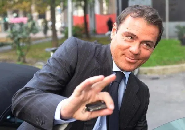 Cronache di un truffatore, il docufilm &ldquo;L&rsquo;impostore: la storia di Alessandro Proto&rdquo; in tv. Le quote Fiat, gli affari (finti) con Clooney e gli scaz*i (veri) con i giornalisti: ecco quando e dove vederlo 