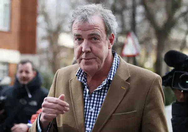 Jeremy Clarkson contro ambientalisti e impianti nazionalizzati: &ldquo;Pensavano di fare l&rsquo;acciaio col tofu&rdquo;. E il ministro conservatore? &ldquo;Famoso per la barba folta&rdquo;. Poi va oltre: &ldquo;Privatizziamo la sanit&agrave;&rdquo;