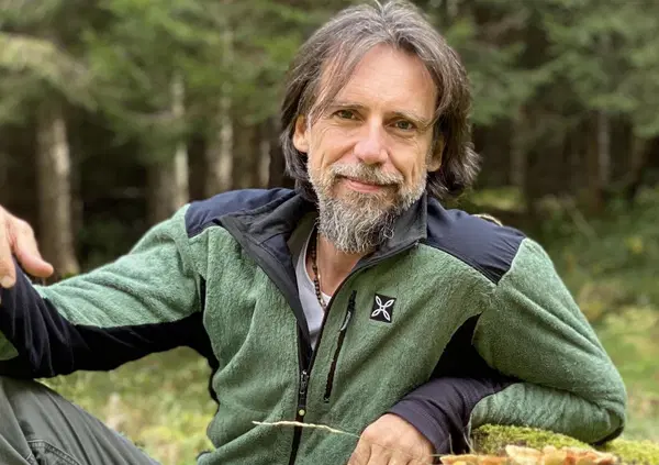 Abbiamo letto &ldquo;Onesto&rdquo; di Francesco Vidotto, uno dei best seller italiani del momento: com&rsquo;&egrave;? Ma davvero Bompiani pubblica i pensierini di un Mauro Corona astemio diventato guru? 