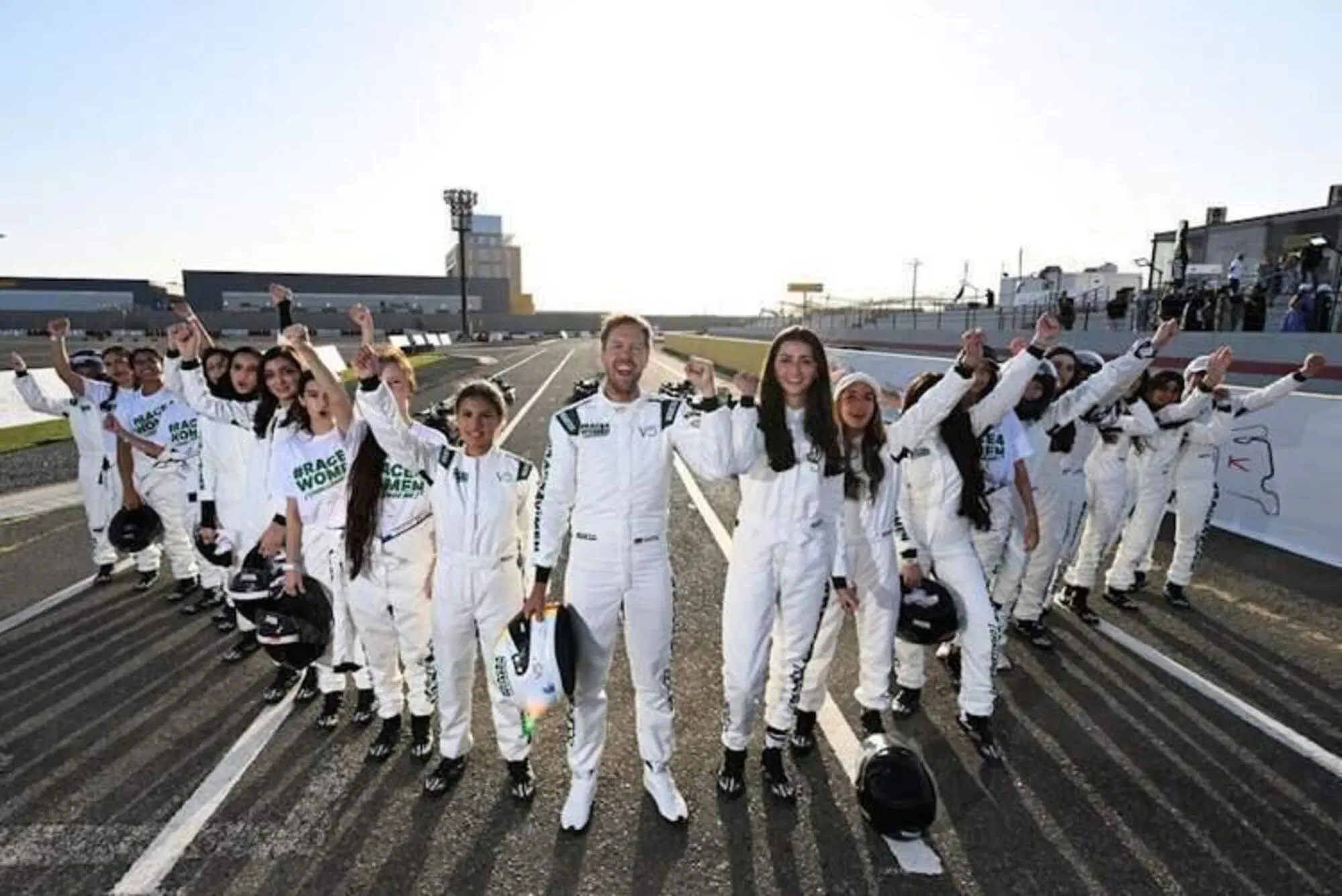 Sebastian Vettel insieme alle ragazze di Race4Women a Jeddah
