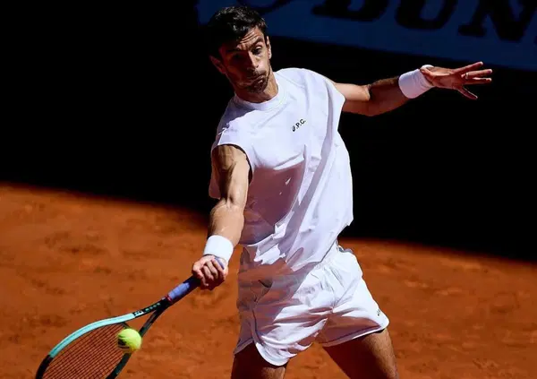 Ma Musetti copia Alcaraz (e Shelton) per le cose sbagliate? A Madrid sfoggia una maglia smanicata che fa cadere... lo stile italiano. Lorenzo,  ripensaci, o Panatta...