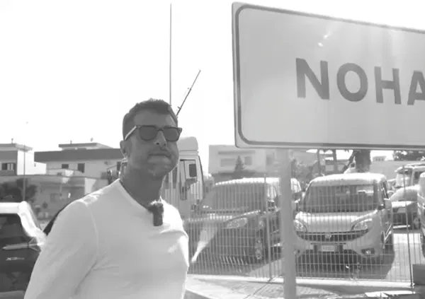 Falsissimo Adolescence, Fabrizio Corona in versione Batman? La baby gang a Galatina, le chat tra mamme, la mafia, le minacce, il furto del materiale, le interviste. E dall'avvocato con la &ldquo;vittima&rdquo; scoppia la bomba?