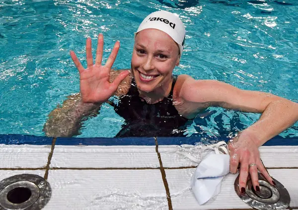 Federica Pellegrini scatenata, a Le Iene spara su tutto: Jannik Sinner e Alex Schwazer (doping), lo scazzo con Thomas Ceccon, l'etichetta di "mangiauomini" e canta Bella stronza. Intanto su Italia 1 tornano le inchieste su Davide Barzan e Rocco Siffredi...