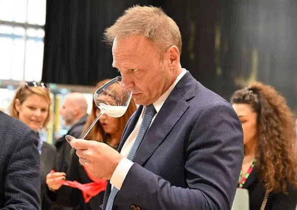 Bere champagne allunga la vita? Secondo uno studio riduce l'arresto cardiaco improvviso. Esulta il ministro Lollobrigida? Ma attenzione: i vini bianchi s&igrave;, i rossi no. E Filippo Champagne non &egrave; un modello...