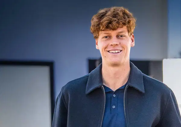 ANTICIPIAMO TUTTO: nell&rsquo;intervista esclusiva a Sinner il protagonista non &egrave; Jannik ma il direttore del Tg1. Il numero uno al mondo invece parler&agrave; di due cose soltanto