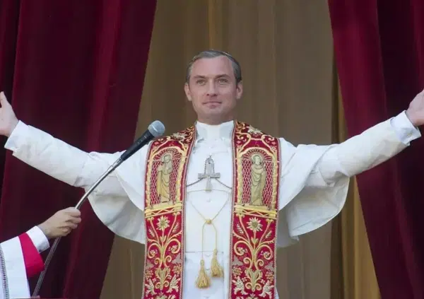 IL PROSSIMO PAPA SAR&Agrave; BELLISSIMO: dopo Francesco potrebbe esserci un &ldquo;The Young Pope&rdquo; come Jude Law? Ecco perch&eacute; neanche in Vaticano (e al Conclave?) bisogna sottovalutare il fattore estetico