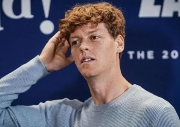 LA PRIMA VOLTA! Sinner &egrave; umano e finalmente ha parlato di tutto: sofferenza per il caso doping, le risposte a Djokovic e alla Pellegrini, il sogno in F1, l&rsquo;isolamento dai suoi compagni e quella voglia di tornare a spaccare agli Internazionali di Roma