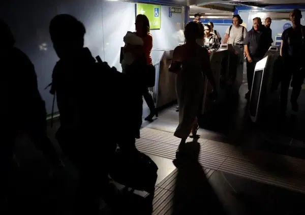 Il blackout in Spagna? &Egrave; un avvertimento a Sanchez (e all'Ue). Il boom delle rinnovabili (grazie alla Cina), l'allontanamento dagli Usa e il no alle armi da Israele: vi spieghiamo cosa c'&egrave; (davvero) dietro l'ultima crisi energetica europea