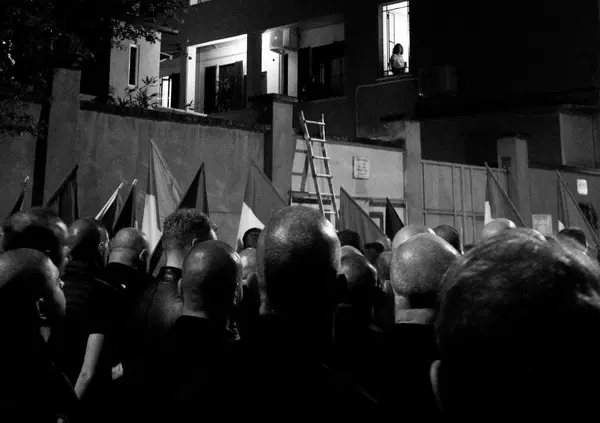 SALUTI ROMANI E BELLA CIAO: Siamo stati al corteo per Sergio Ramelli a Milano e vi raccontiamo il nostro faccia a faccia con la storia: le ideologie, la memoria (non condivisa) e la provocazione contro le braccia tese...