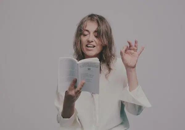 Abbiamo letto &ldquo;Non si tocca la frutta nei supermercati per&ograve; i culi nelle metropolitane&rdquo; di Alessandra Carnaroli tra femminismo social e trend politici (Gaza e Ucraina): ma com&rsquo;&egrave;? Grazie a Einaudi per averci dimostrato cosa non &egrave; la poesia