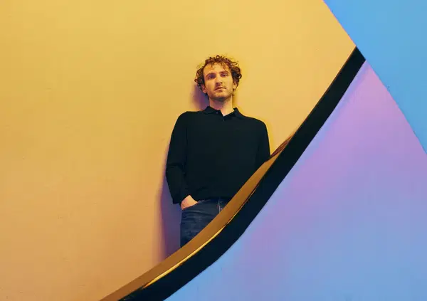 Abbiamo ascoltato Schegge, il nuovo album di Giorgio Poi, ma com&rsquo;&egrave;? Un&rsquo;esplorazione personale e artistica. Ecco perch&eacute; &egrave; un disco da ascoltare, tra esplosioni di emozioni e ricomposizione di frammenti&hellip;