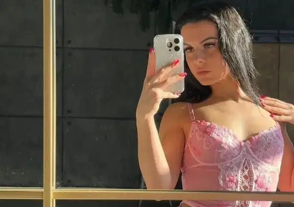 Playmate s&igrave;, ipocrita no: lavorare con il proprio corpo &egrave; un peccato? Il caso Elena Maraga, insegnante su OF, spiegato da chi ha posato nuda per avere uno stipendio...