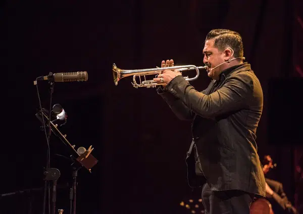 Intervista bomba a Roy Paci dal Concerto Uno Maggio di Taranto: &ldquo;&Egrave; resistenza culturale, senza politically correct&rdquo;. Il Concertone di Roma? &ldquo;Una passerella che censura&rdquo;. E su salario minimo e reddito universale...