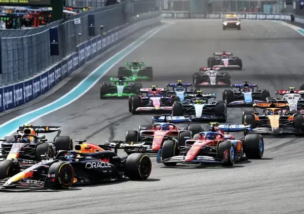 La Formula 1 a Miami fa gi&agrave; casino: i Tifosi contro la Ferrari, le livree speciali&hellip; e la rumorosa assenza di Max Verstappen