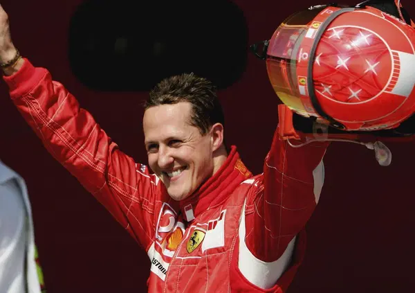Ma davvero rivedremo &ldquo;Schumacher nel paddock di un Gp di Formula 1&rdquo; come dice il suo ex compagno di squadra Herbert? Le (eccessive?) speranze su come sta Michael dopo la firma sul casco (con la moglie Corinna)