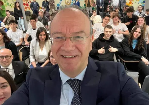 SUPERCAZZOLE: Valditara vuole il consenso dei genitori per l&rsquo;educazione sessuale a scuola, ma per insegnare le altre materie serve il permesso di mamma e pap&agrave;? 