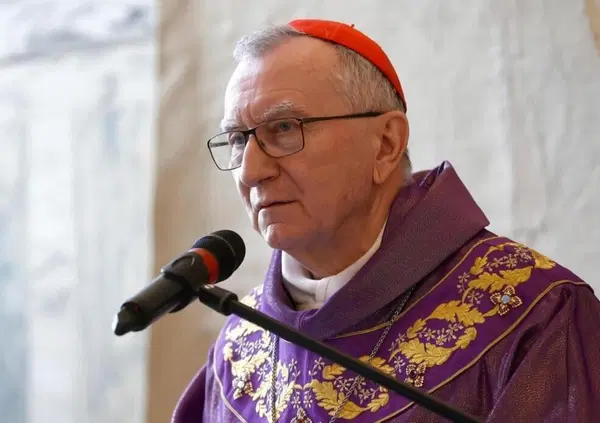 Ma qualcuno vuole screditare il cardinale Parolin al prossimo Conclave? Le indiscrezioni sul (falso) malore, i siti conservatori americani e un nome: quello di Angelo Becciu