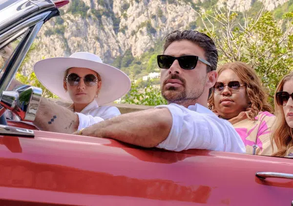 Abbiamo visto il film &ldquo;Un altro piccolo favore&rdquo; con Michele Morrone ed Elena Sofia Ricci su Prime Video, ma com&rsquo;&egrave;? L&rsquo;americanata di cui avevamo bisogno per non pensare a niente 