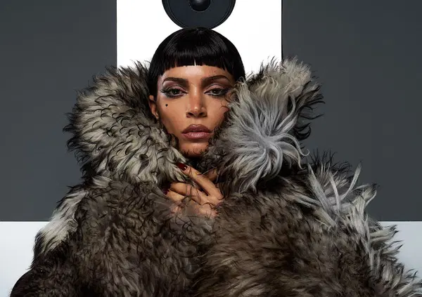 Abbiamo ascoltato Mi ami mi odi, il disco di Elodie, ma com&rsquo;&egrave;? Un greatest hits, pi&ugrave; che un nuovo album che suscita emozioni. E sulle collaborazioni con Tiziano Ferro e Lorenzza&hellip;