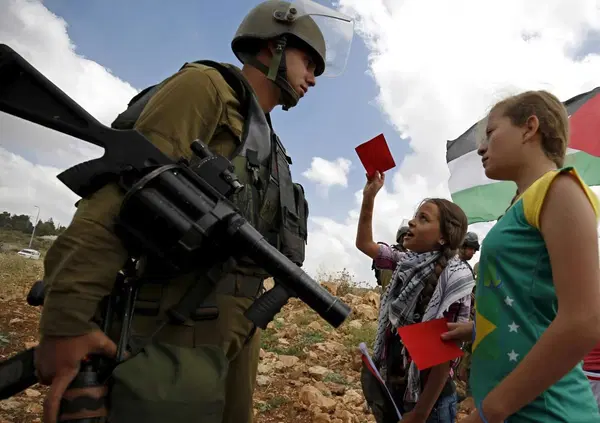 "Perch&eacute; la guerra, nel 2025, &egrave; ancora legale?". Ecco l'unica domanda sensata sul conflitto Israele-Hamas (con vittime sia palestinesi che israeliani). Altro che Patagarri, Parenzo o Lundini, ascoltate Liliana Segre...