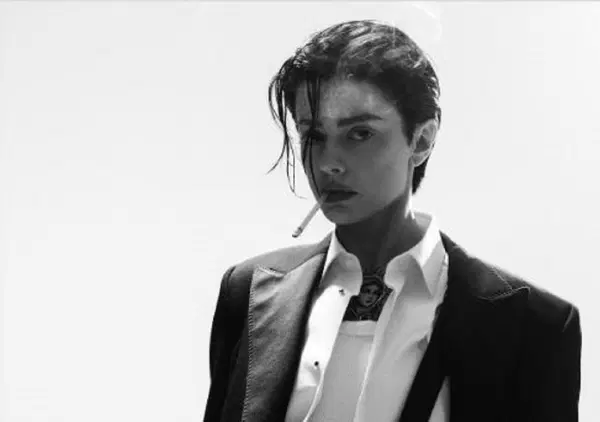 Annalisa annuncia Maschio, ma il video promozionale ricorda (molto) l&rsquo;esibizione di Lisa delle BLACKPINK al Victoria&rsquo;s Secret Fashion Show. Sono soltanto coincidenze?