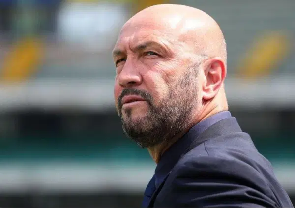 Ma che caz*o ci faceva Walter Zenga in tribuna a esultare coi tifosi del Siracusa? State comodi, ecco la folle storia tra l&rsquo;ex portiere dell&rsquo;Inter e un imprenditore toscano