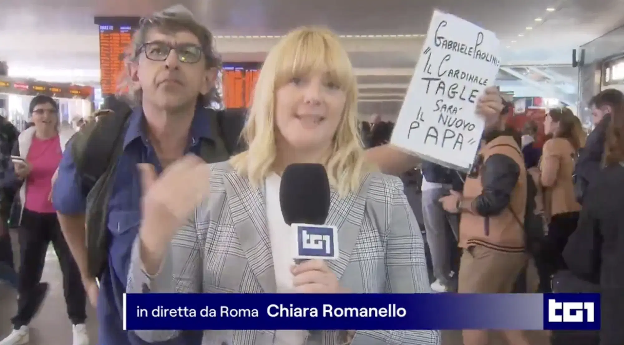 Gabriele Paolini in diretta al Tg1 interrompe il servizio mostrando il suo cartello con lo "spoiler" del Papa