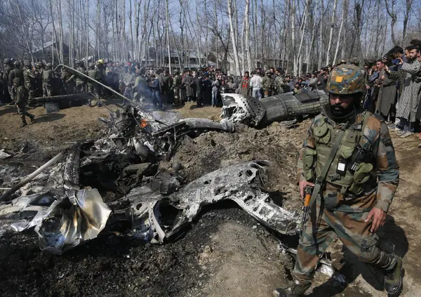 Preoccupati per i raid dell'India sul Pakistan? Ma nessuno dice che &egrave; una guerra (per procura) iniziata tra Usa e Cina. E la copertina dell'Economist su Taiwan...