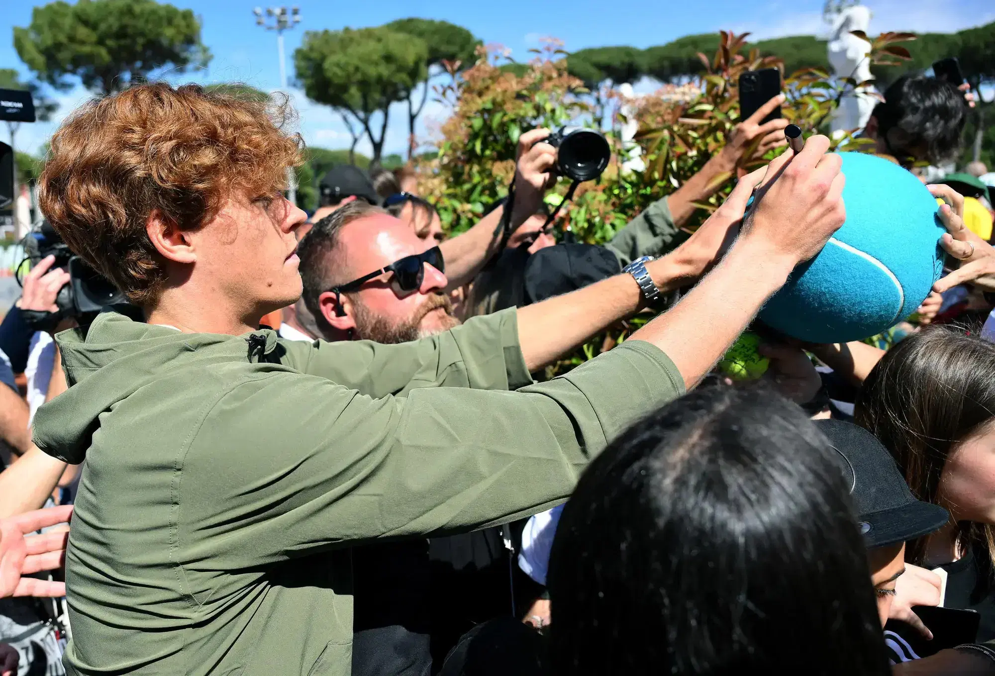 Sinner a Roma nel bagno di folla