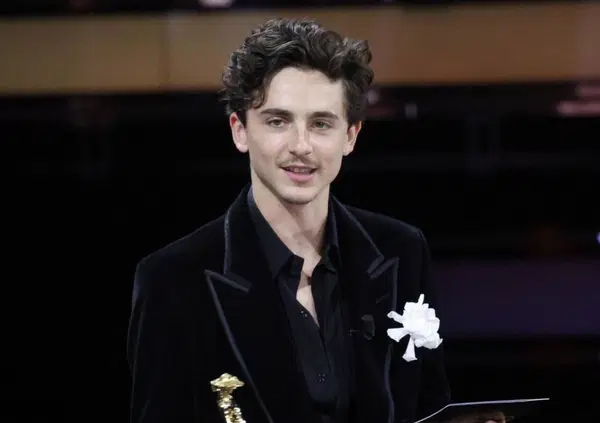 David di Donatello, ma avete visto la figura di mer*a con Timoth&eacute;e Chalamet (e Kylie Jenner)? Dalle domande di Elena Sofia Ricci e Mika ai problemi con il traduttore: ma perch&eacute; dobbiamo sempre essere cos&igrave; provinciali? 