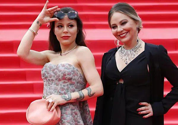 Dov&rsquo;&egrave; finita Ornella Muti? E perch&eacute; non era ai David di Donatello? Ve lo spiega la figlia Naike Rivelli: &ldquo;Anche le dive hanno l&rsquo;influenza intestinale&hellip;&rdquo;