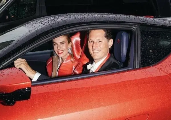 Ma avete visto il LOOK INCREDIBILE (made in Ferrari) di John Elkann e Lavinia Borromeo al Met Gala? [FOTO]