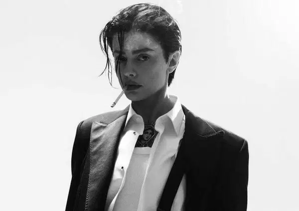 Abbiamo ascoltato Maschio, il nuovo singolo di Annalisa, ma com&rsquo;&egrave;? Superficiale: pi&ugrave; che una riflessione sul patriarcato una sparata. Ma funzioner&agrave; come hit estiva e vi spieghiamo perch&eacute;&hellip;