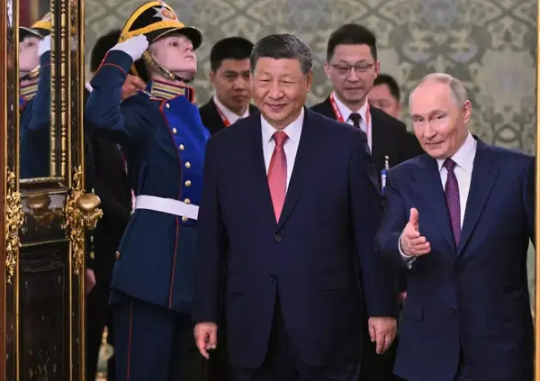 LA FINE DEL SECOLO AMERICANO: dazi falliti, deliri di onnipotenza e sparate social, Trump consegna il mondo a Cina e Russia? Xi Jinping alla parata con Putin lo dimostra, oltre all'elezione di Prevost (Papa Leone XIV), americano ma in opposizione ai MAGA