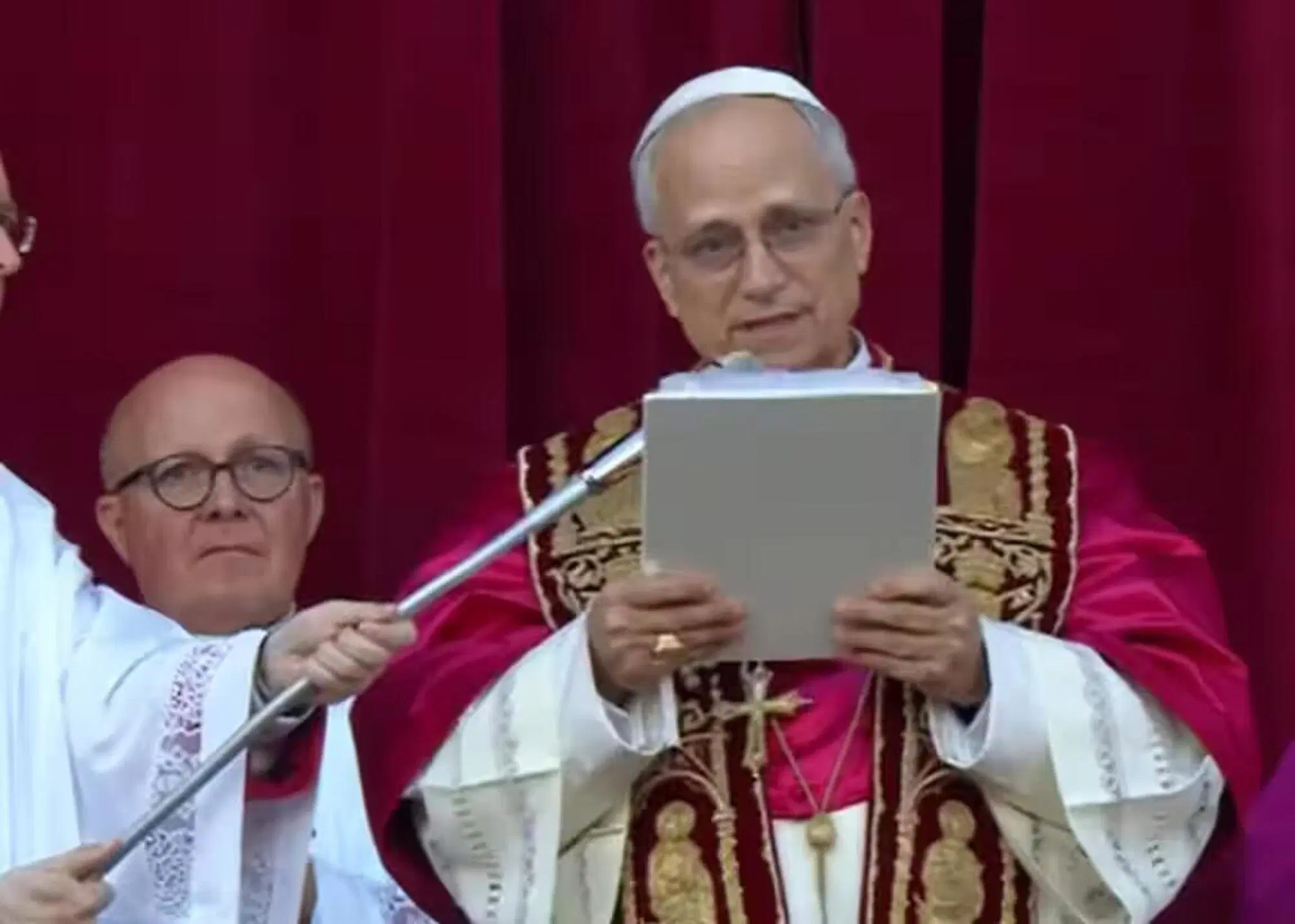 Papa Leone XIV e la cartellina rigida durante il primo discorso