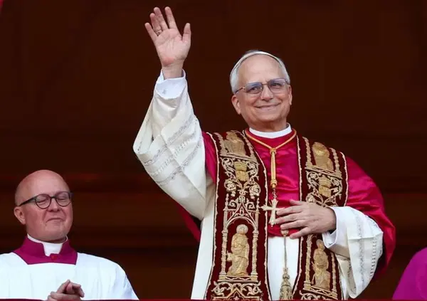 Il linguaggio del corpo di Papa Leone XIV cosa racconta? Pi&ugrave; di tante parole! L'ha analizzato per MOW l'esperta Anna Vagli: la cartelletta, il sorriso trattenuto, gli occhi socchiusi e il tic (che non &egrave; un tic)