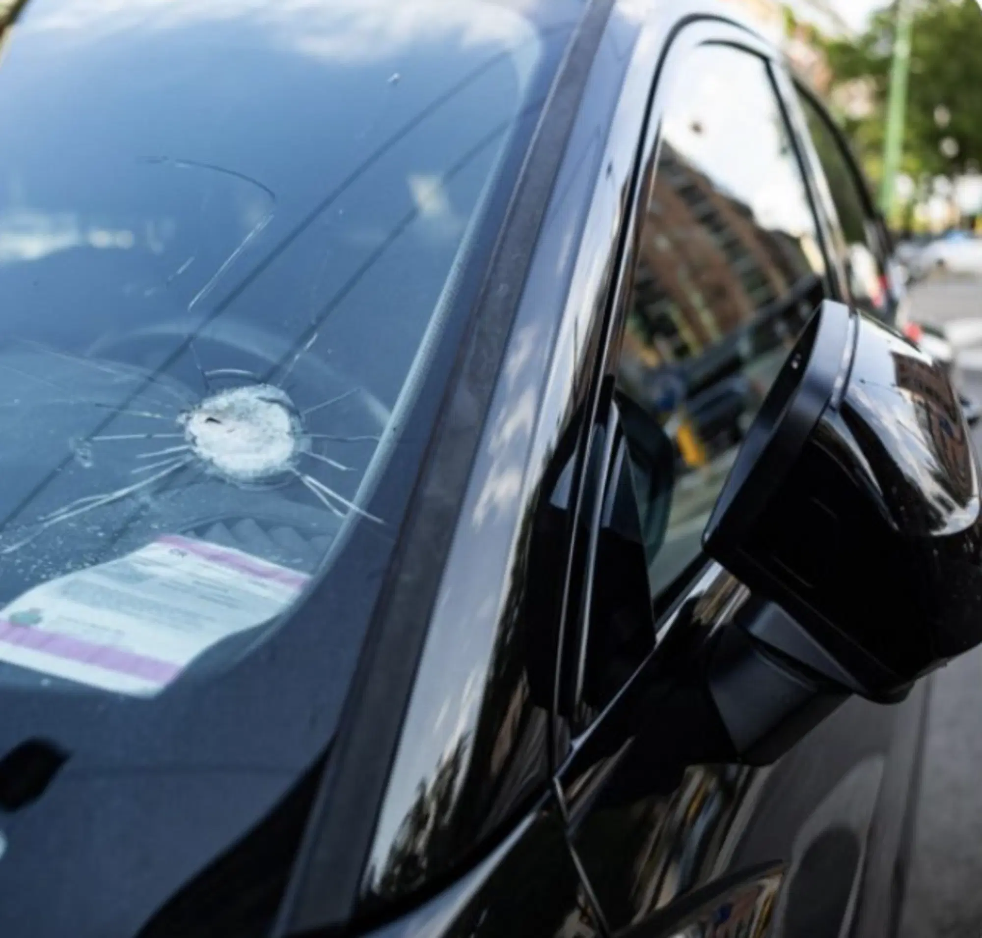 L'auto di Guerrini colpita dai proiettili